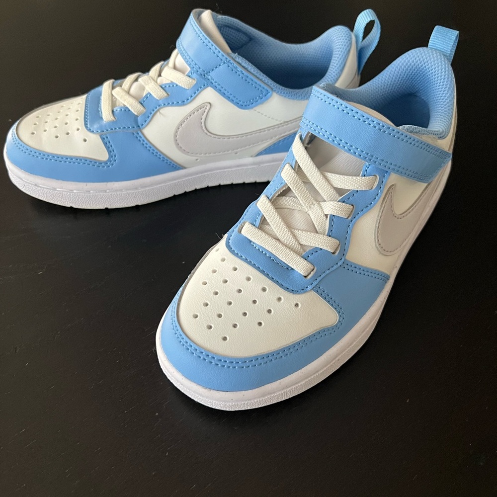 SOLD.     NEW Nike kids court borough low